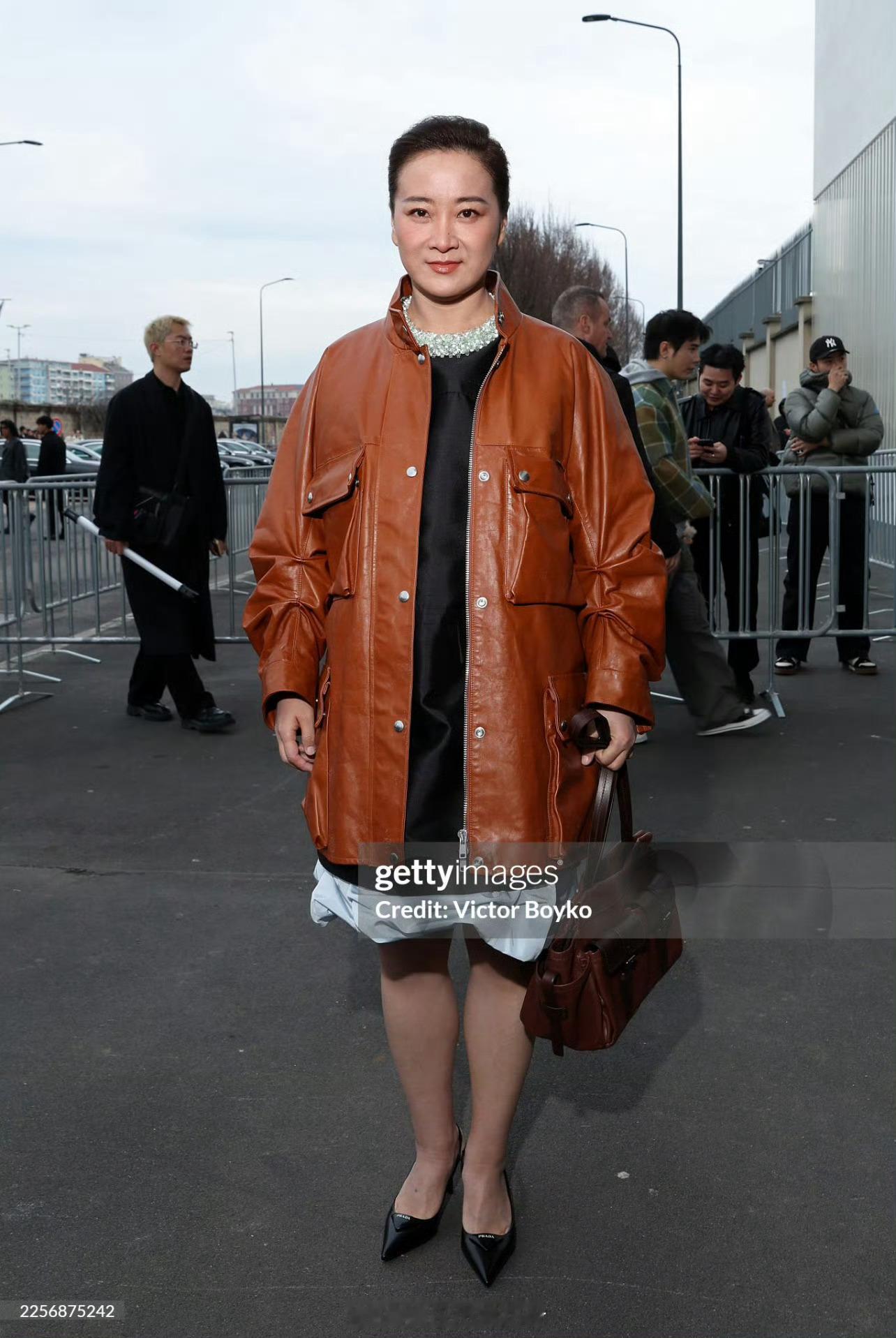 贾玲米兰时装周G社生图亮相米兰时装周的贾玲。