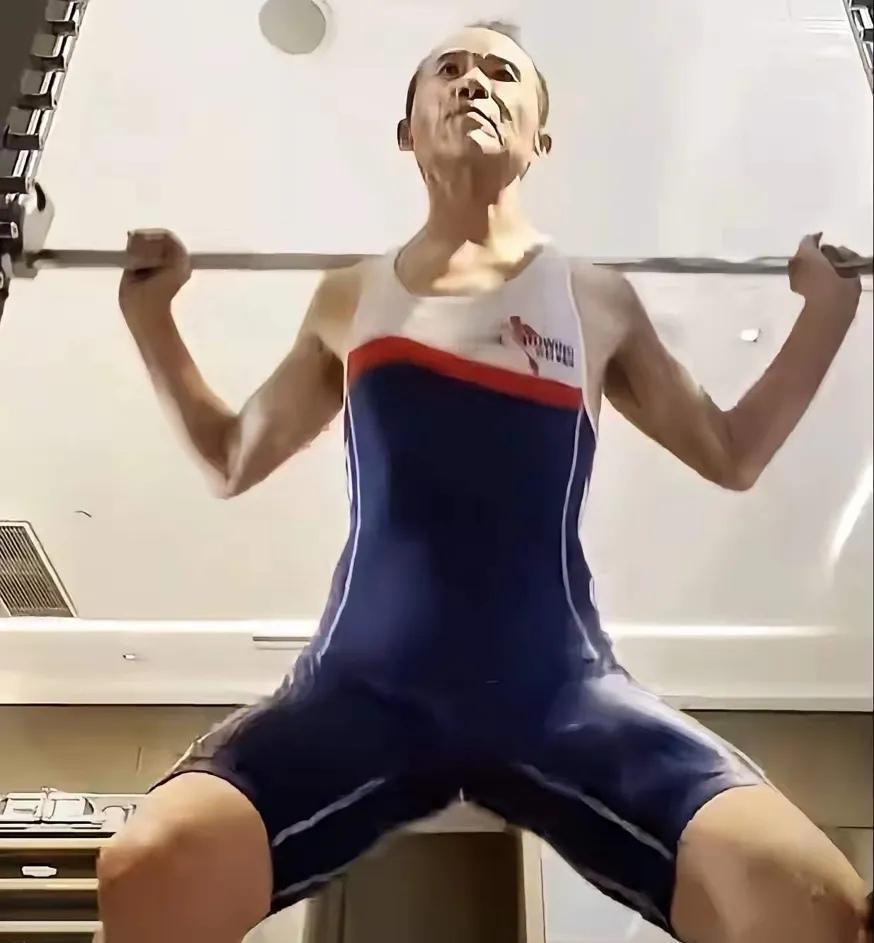 74岁王石还在健身房举铁，但田朴珺的审美雷达，已经扫向了少年感。王石的健身数据