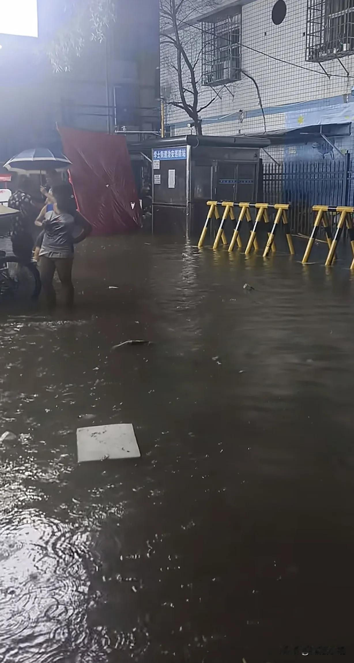 长沙一场暴雨，好多东西就原形毕露！这岳麓区含浦的裕园小区整个含浦从去年开始就