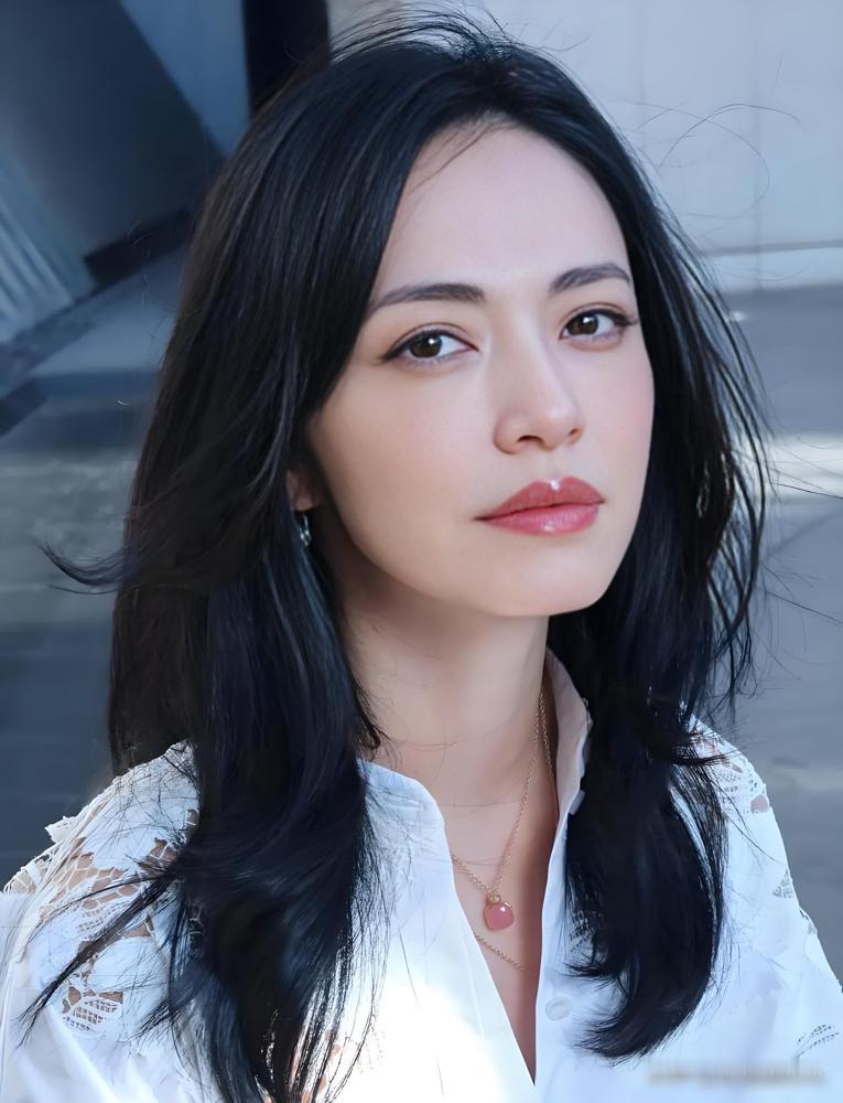 姚晨和曹郁终于官宣离婚。这下，你再回头看她当年哭着跟凌潇肃忏悔“是恶魔勾引我”，