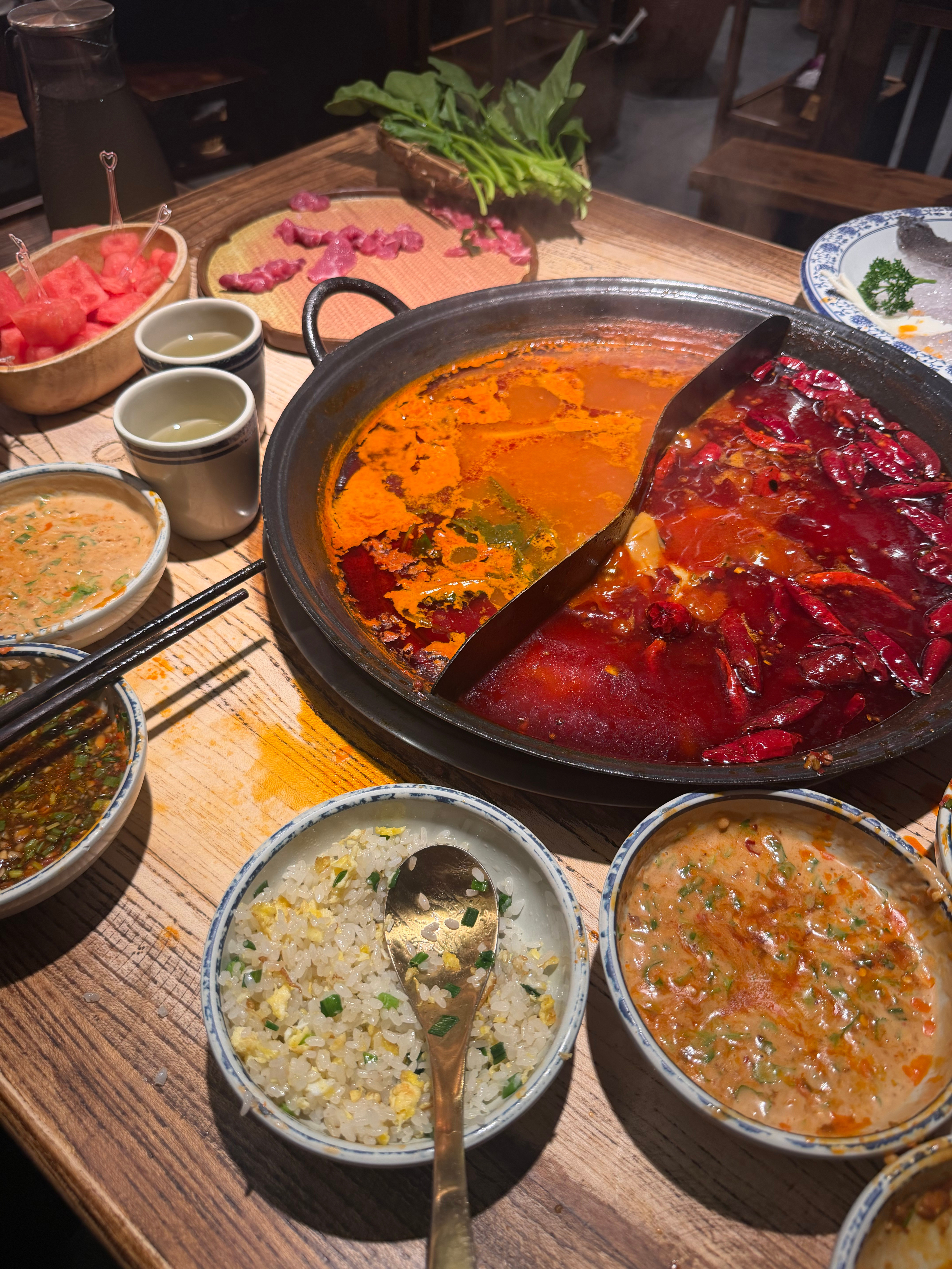 死瘦子w的饮食习惯：不吃主食，不爱吃辣，吃番茄锅还蘸醋小料吃贼酸