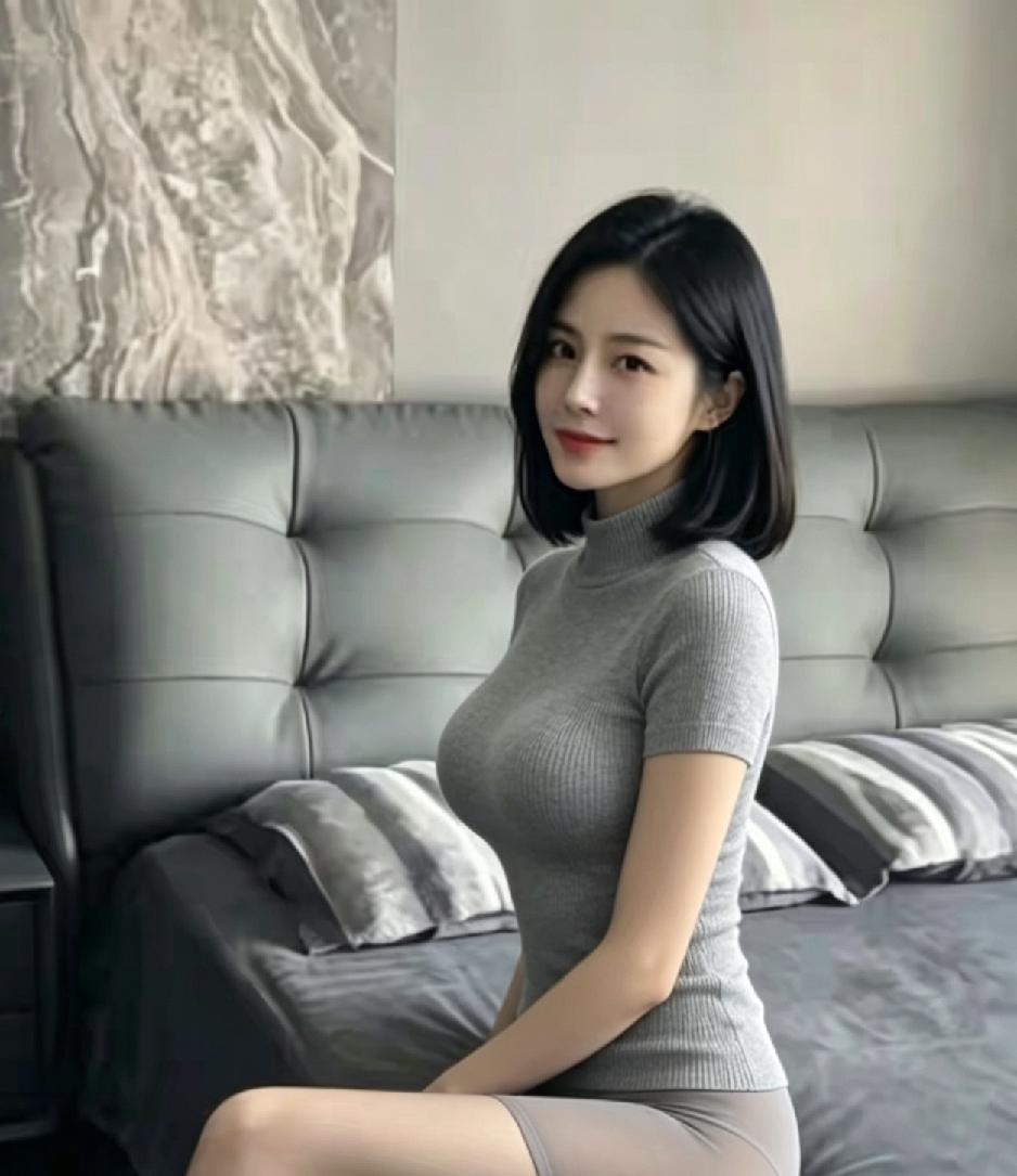 职场女性如何打扮迷人?优雅气质，灰色针织衫搭配，简约而不失时尚。