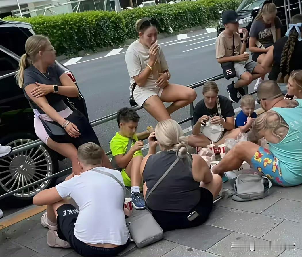 如果老外五一期间在香港席地而坐，有没有人嫌弃他们影响市容，然后拍个视频，从他们头
