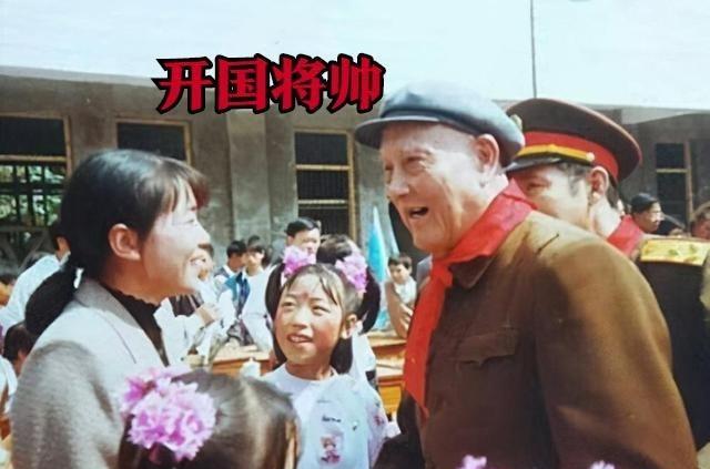 1983年，原南京军区副司令詹大南将军回到了久别的老家金寨。然而，詹大南在金寨走
