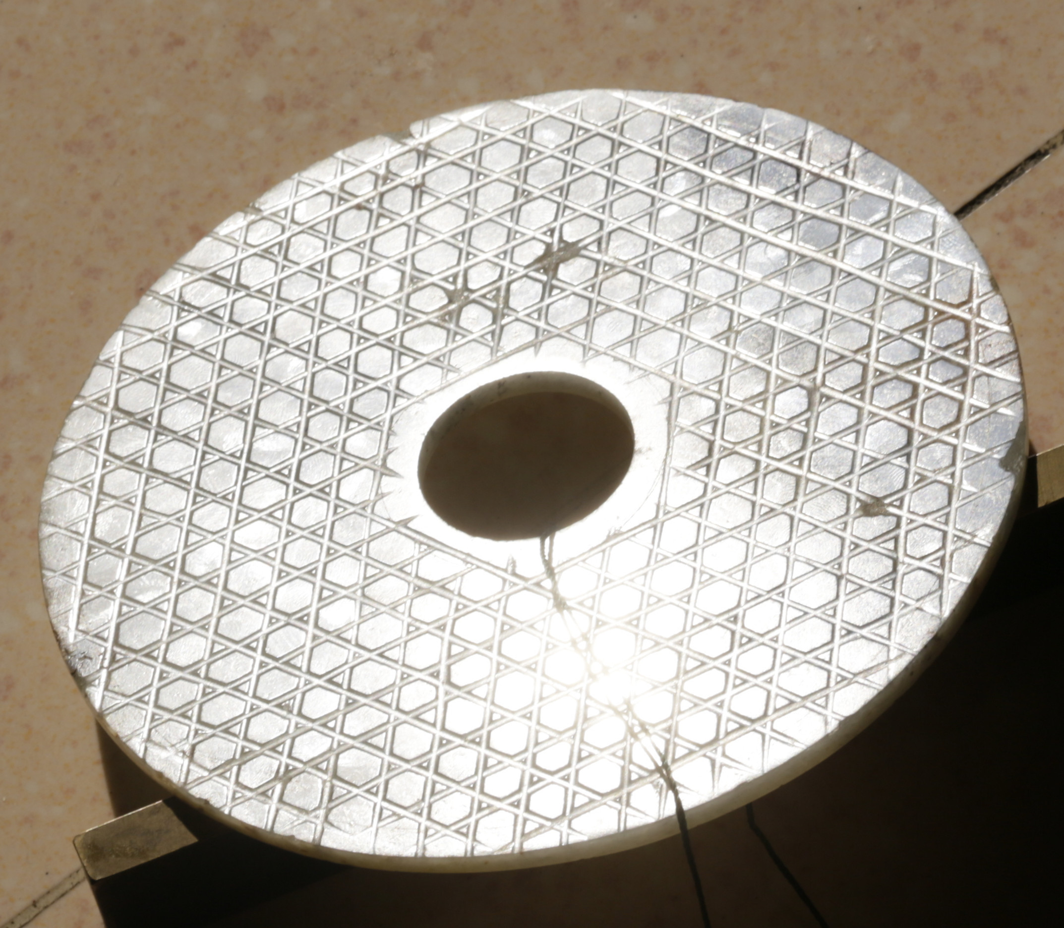 汉.白玉蒲纹璧一块尺寸：重264克，外径162.6MM，孔径35MM，厚4.