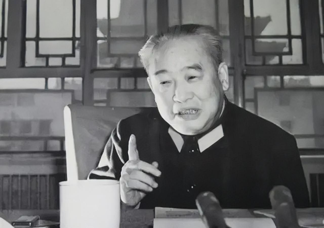 开国中将、时任总政治部主任余秋里，对亲属铁面无私、绝不徇私。1985年，侄子余墨