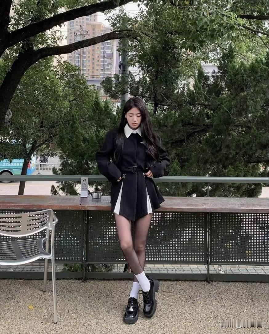 青春洋溢的校园风穿搭，黑白色调，青春活力！📸👗