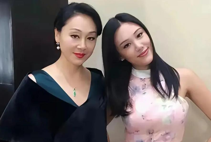 2022年，王姬女儿高丽雯领证3个月，一分彩礼没见着。王姬连夜飞回北京，进门第一