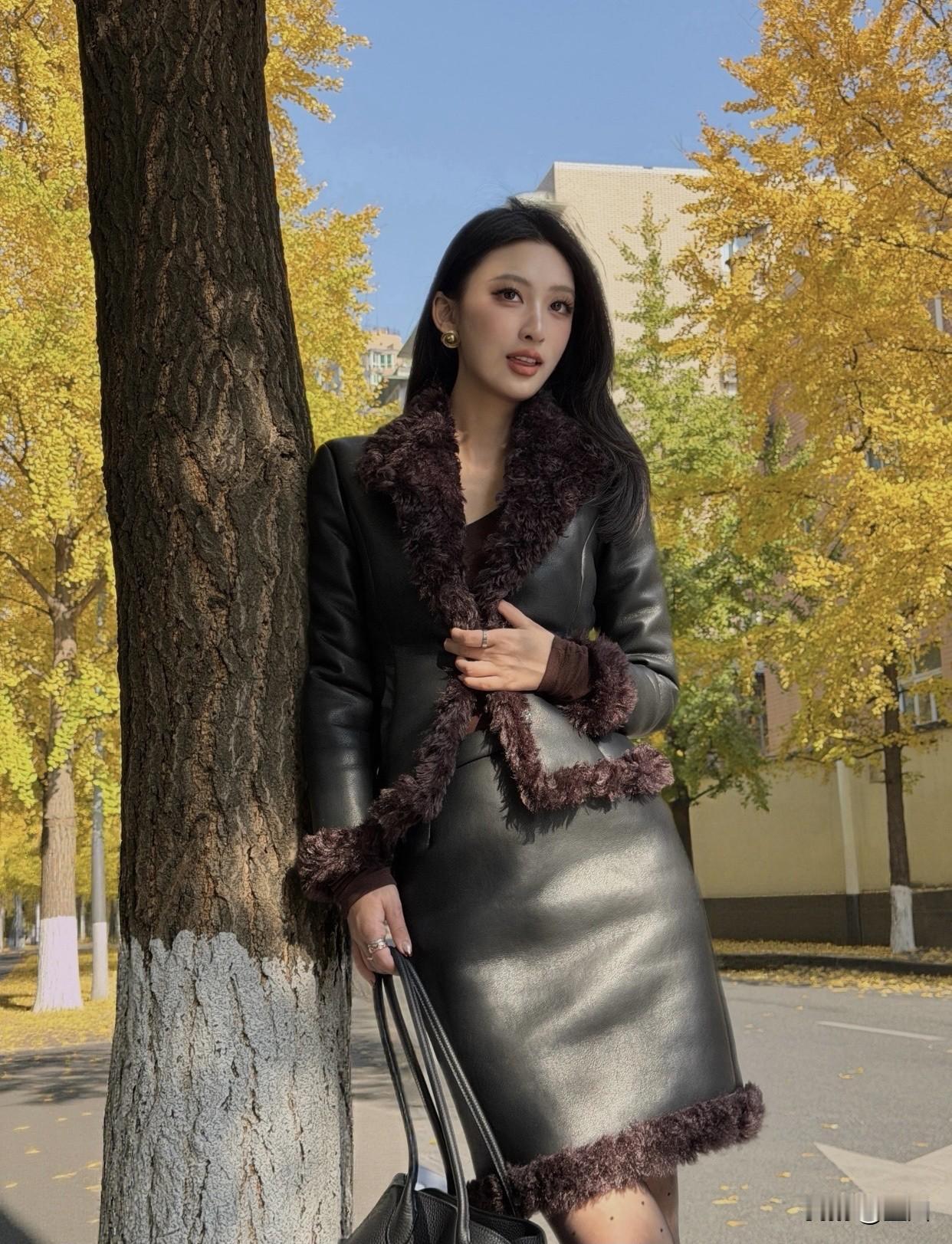 美人照怎么拍才好看秋日穿搭指南：皮草外套+黑色连衣裙，优雅又时尚！🍂👗👠