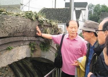 一群韩国老人跪在浙江湖州的古桥边嚎啕大哭，只因桥名和族谱上记载的一模一样——化龙