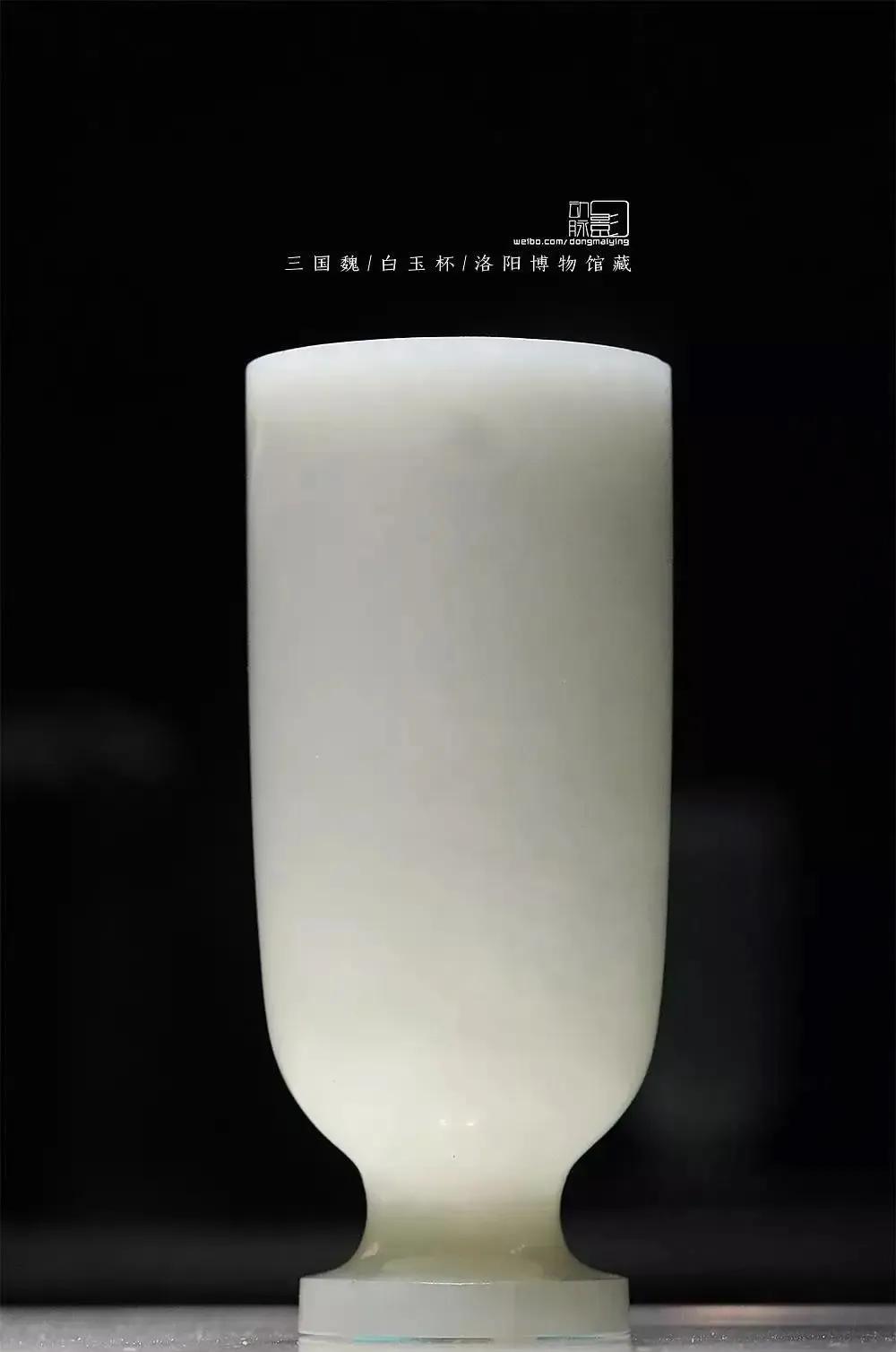 1956年，考古队从洛阳一座古墓撤离时，一名工人打扫古墓，突然发现一个不起眼角落