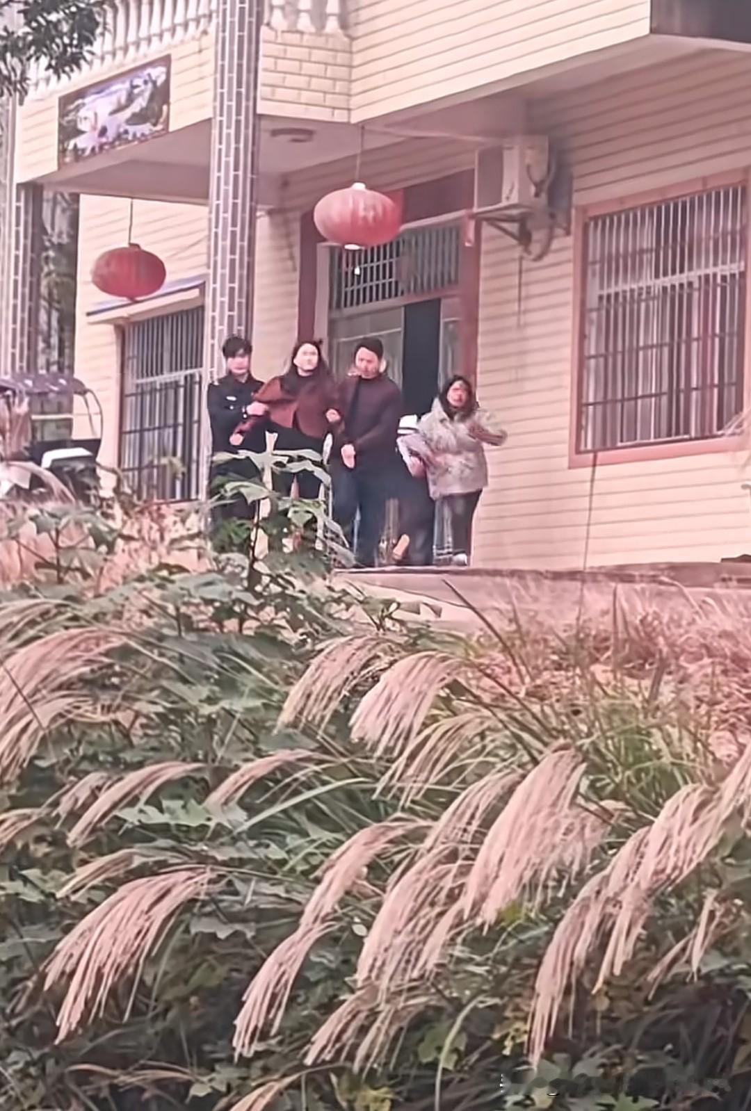 牛！有网友爆料称，湖南永州一名三婚离异带二娃的女子成了老赖！据该网友介绍，前夫为