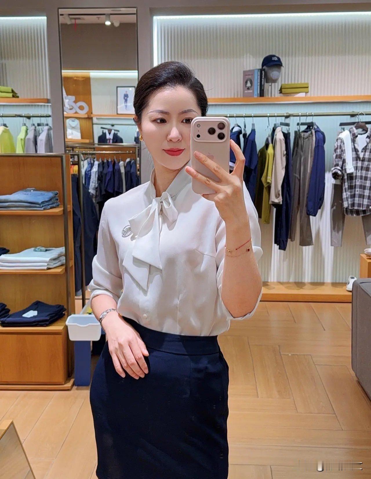 我婆家姐36岁了，在银行工作，今天陪她买衣服，她还是习惯性穿制服，我劝她买一条