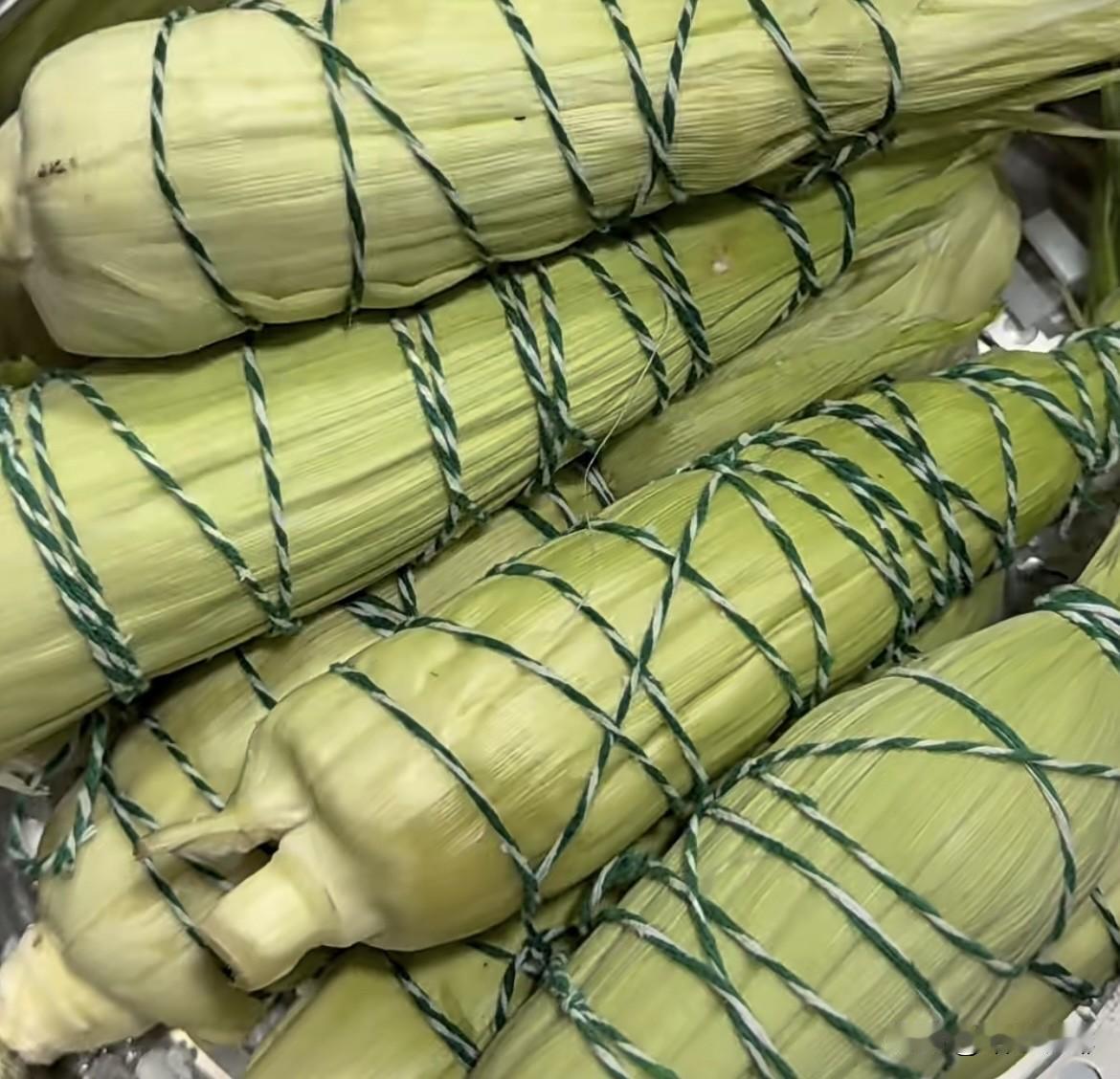 这粽子非吃不可，家里没粽叶了。用玉米皮包粽子，简单不漏米又好包，味道也很不错