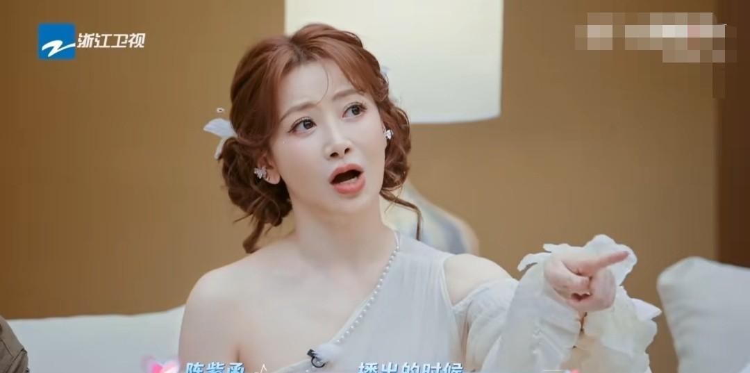 陈紫函对陈乔恩说：“播出的时候，你的袜子必上热搜。你知道你在台上走的时候，你那可