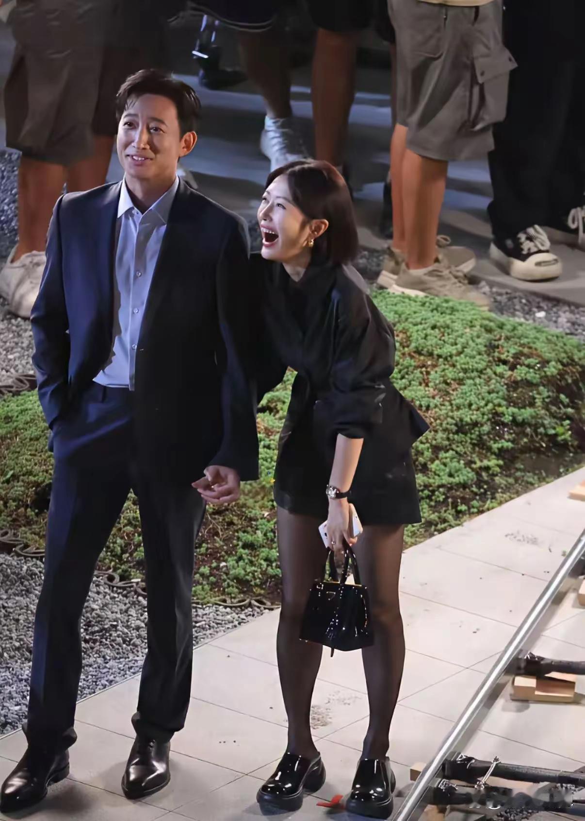 秦岚身旁这帅哥瞅着特眼熟，可就想不起叫啥！​​​