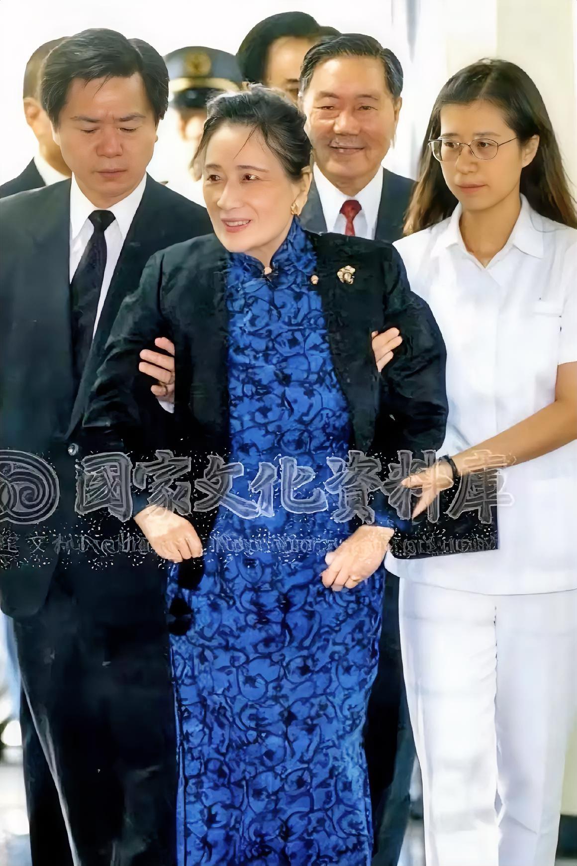 1994年，宋美龄探望住院的外甥女孔令伟，一张罕见的留影，要知道这一年的她已经9