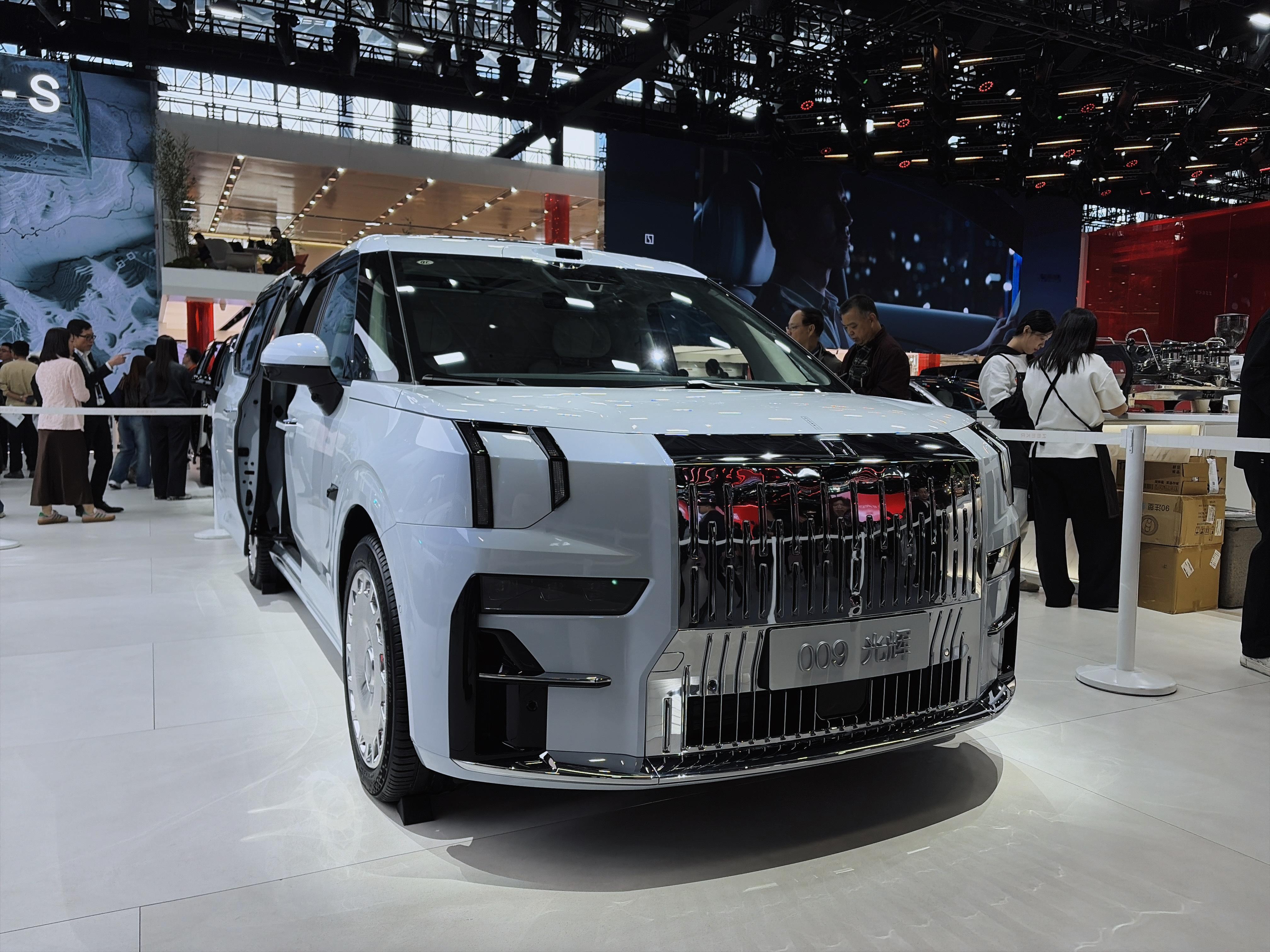 逛到极氪展台，宣布极氪9X交付破万还有这两位车主的交付仪式，吴刚老师也得排队等