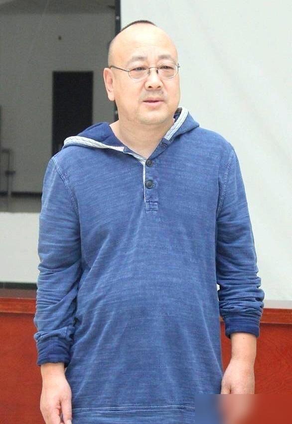 张嘉译的拖油瓶助理，仅凭一门手艺，便成功地跟了他20年，并在这期间做到了没人敢换