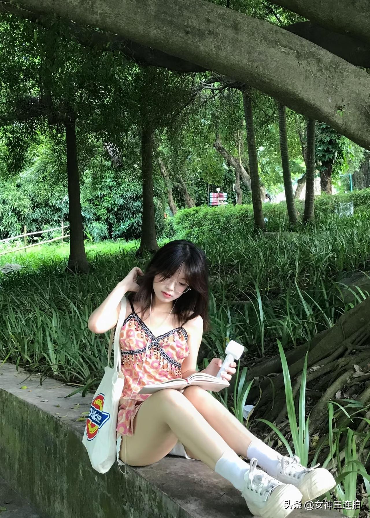 女孩在公园长椅上看书，阳光明媚。