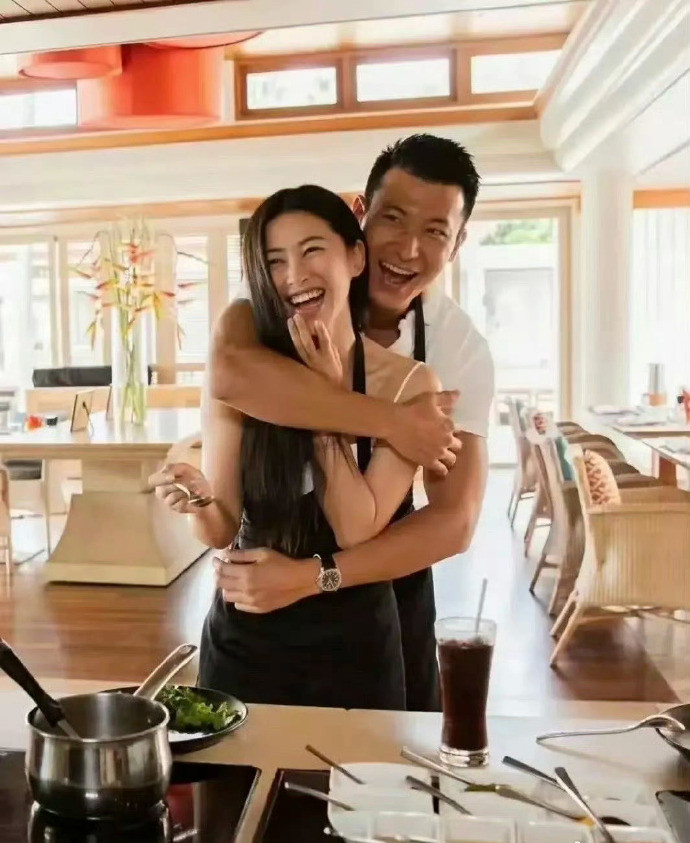 第一次见朱珠的老公，不得不说，长得真帅啊，很配朱珠了