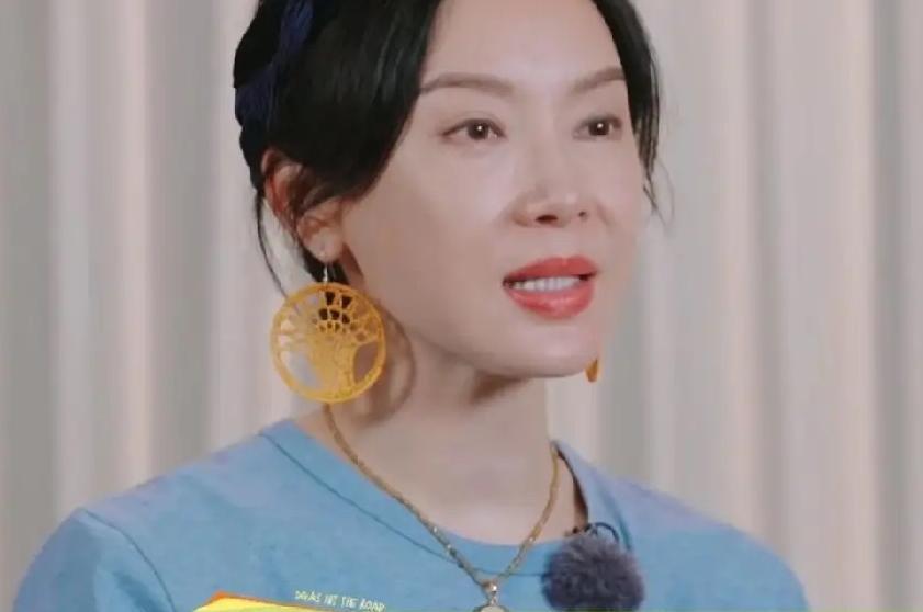 那英和陈数同住一间房，她正用手机放着《1000x》。没一会儿，陈数轻轻打断：“姐