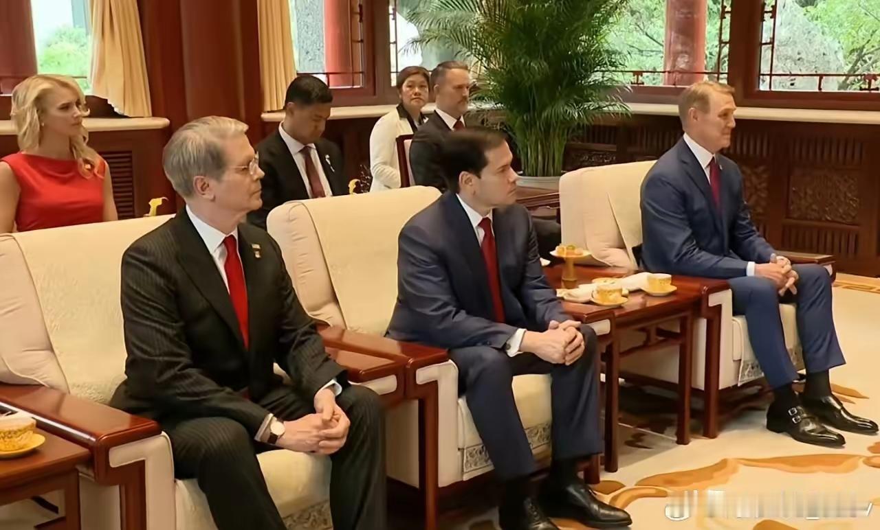 中美茶叙，美方全体佩戴红领带，唯一女士也是大红裙子。估计，特总专门要求的，也是有