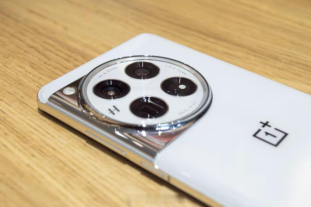 一加还是挺老实的，之前友商吐槽一加12厚重、缝隙感很强，现在友商新机不少人反应变