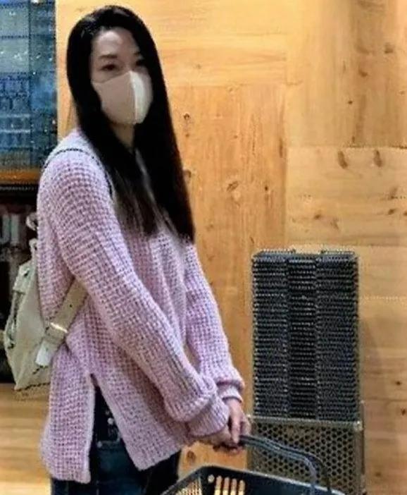 网友偶遇徐子珊，背着跟前几天同样的背包！她真的是完完全全回归到人海中了，感觉很