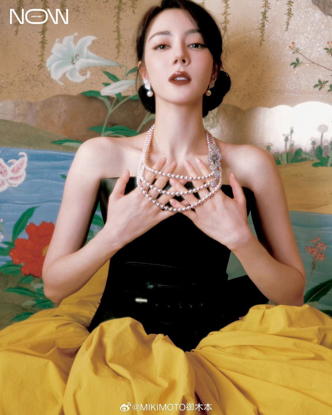 迪丽热巴珍珠封面知道了，知道了，是MIKIMOTO御木本推封。为了显示珍珠的光泽