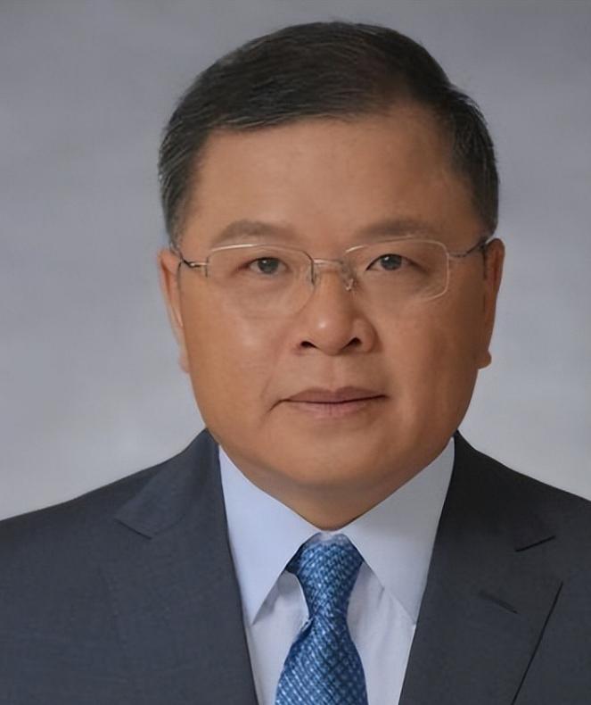 这个人为了去英国而放弃了中国的国籍，而当他再次回到中国时，竟然能让美国军演的航母