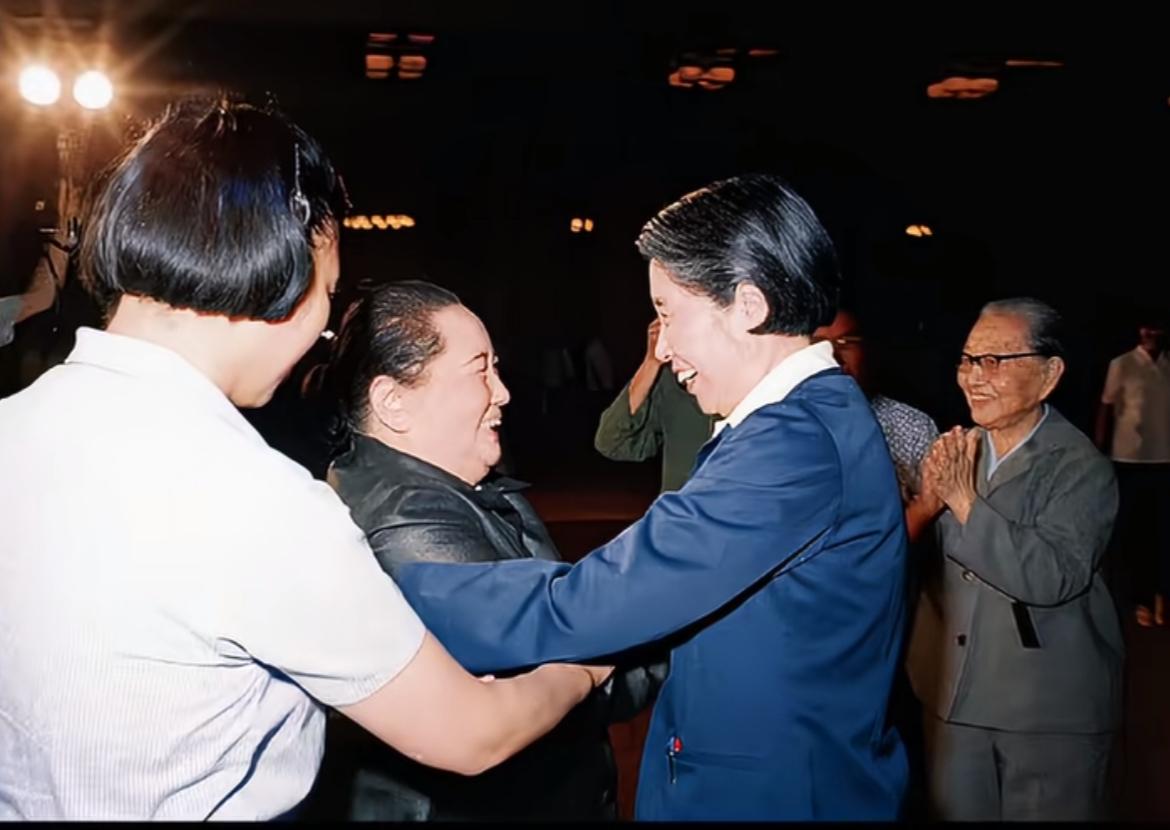 1979年6月，全国政协五届二次会议在北京举行。久别之后，宋庆龄与王光美终于重逢