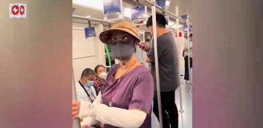 “吵翻了！”7月24日，上海，2名老人上了地铁后，要求年轻人让座，获得座位后，又