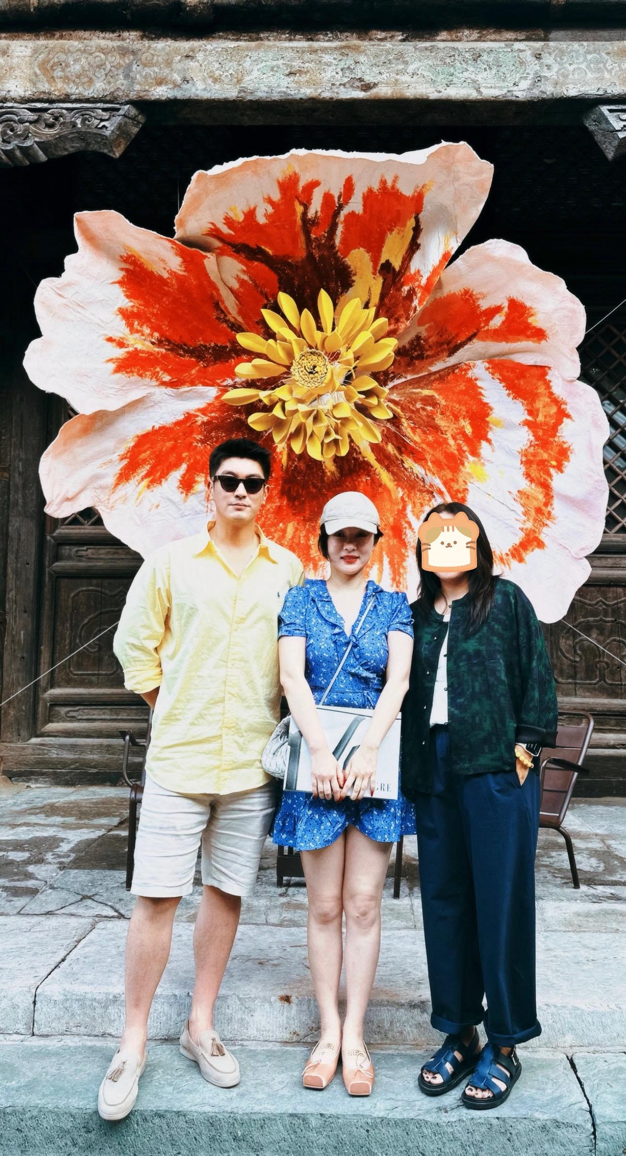 杜江霍思燕被偶遇，霍思燕白到发光，两人状态很好，杜江一直给老婆拍照