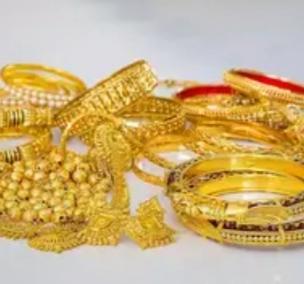 拉开冰箱冷冻层，速冻水饺旁的透明保鲜盒一打开，金光瞬间晃眼——龙凤镯、古法项链、