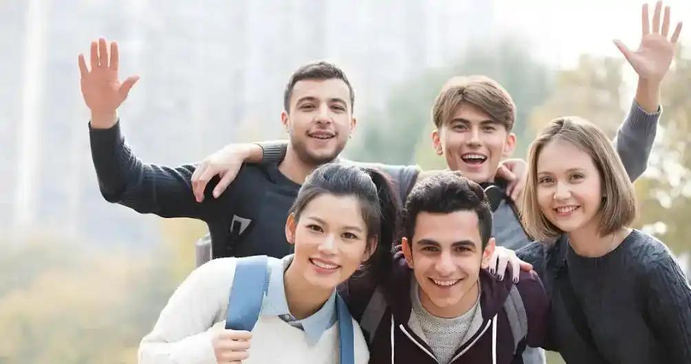 兜里一毛钱都没有的外国学生卢克，在网上炫耀说：在中国读博士太轻松了！学费全免，住