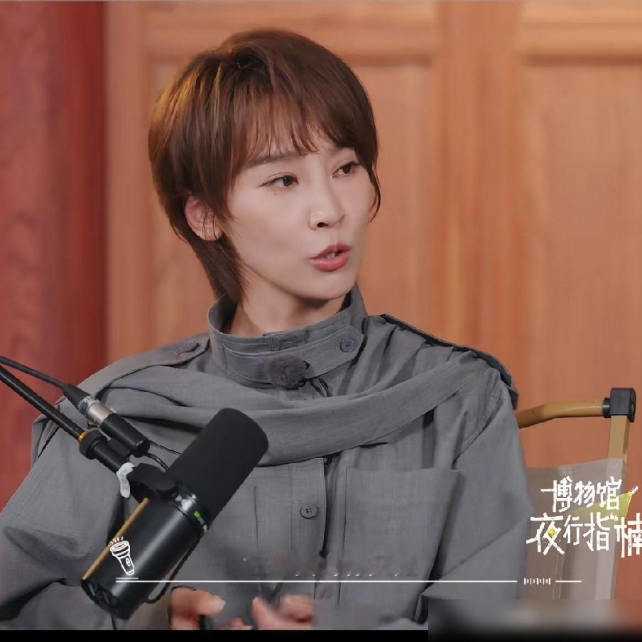 王鹤棣当年在选秀现场把面具砸了，死活不戴。何炅冲上去拦住他，没骂人，就一句话：不是要遮你的脸，是要你