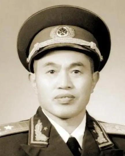 1969年，皮定均将军去甘肃农村视察，一群妇女不穿裤子，用破被子遮挡下身，地委书