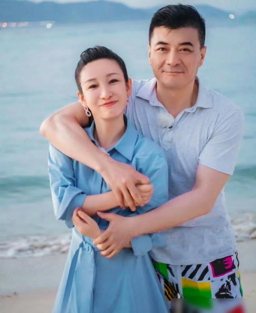 节目里陈建斌随口调侃王新军外形普通，不少人觉得这话很容易让人下不来台，但秦海璐一