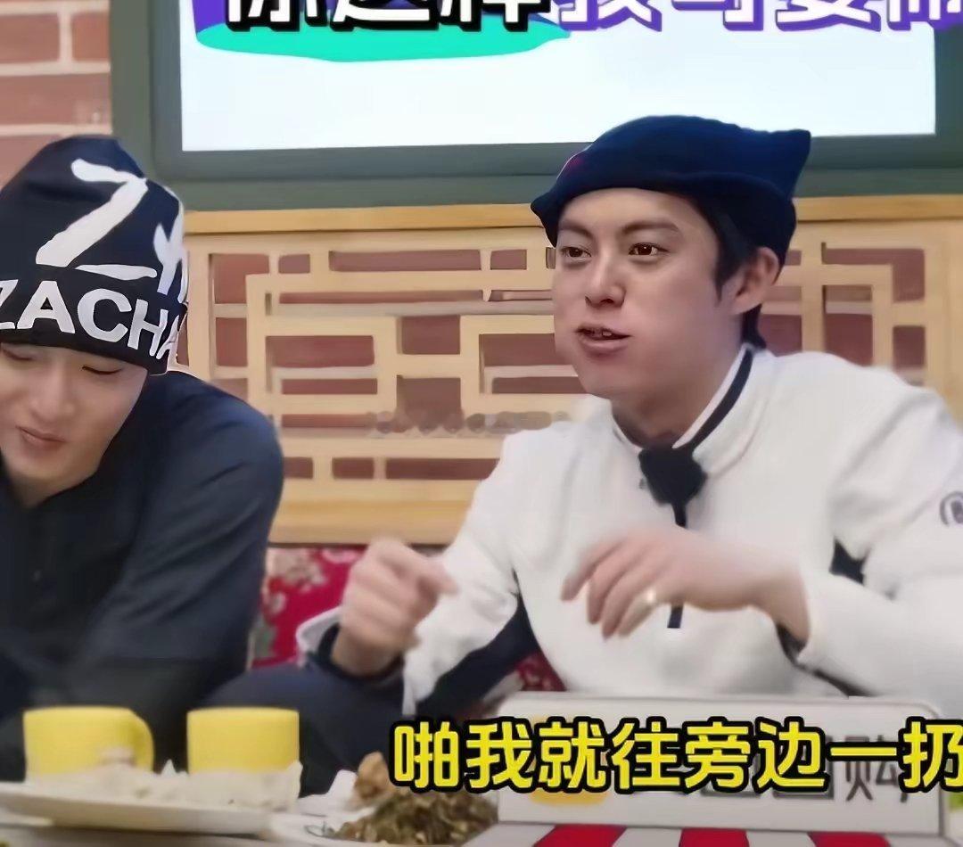王鹤棣把刘耀文的蛋糕扔到了垃圾桶里，刘耀文在旁边体面的笑了，王鹤棣：“我说这什么