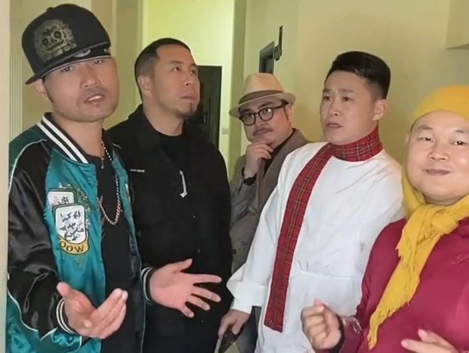 谁能想到曾经只是一名在流水线上打螺丝的小伙，凭着一张“明星脸”实现逆袭开宝马住别
