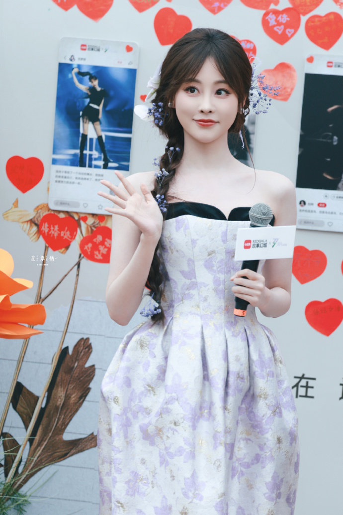 祝绪丹紫色碎花裙祝绪丹发间别花祝绪丹紫色碎花裙，春天就要看点漂漂亮亮的美女，