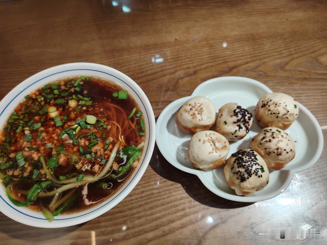 苏式生煎、苏式面一吃，味道美，舒服！！[大笑][大笑]步行街一溜达，不冷不热，