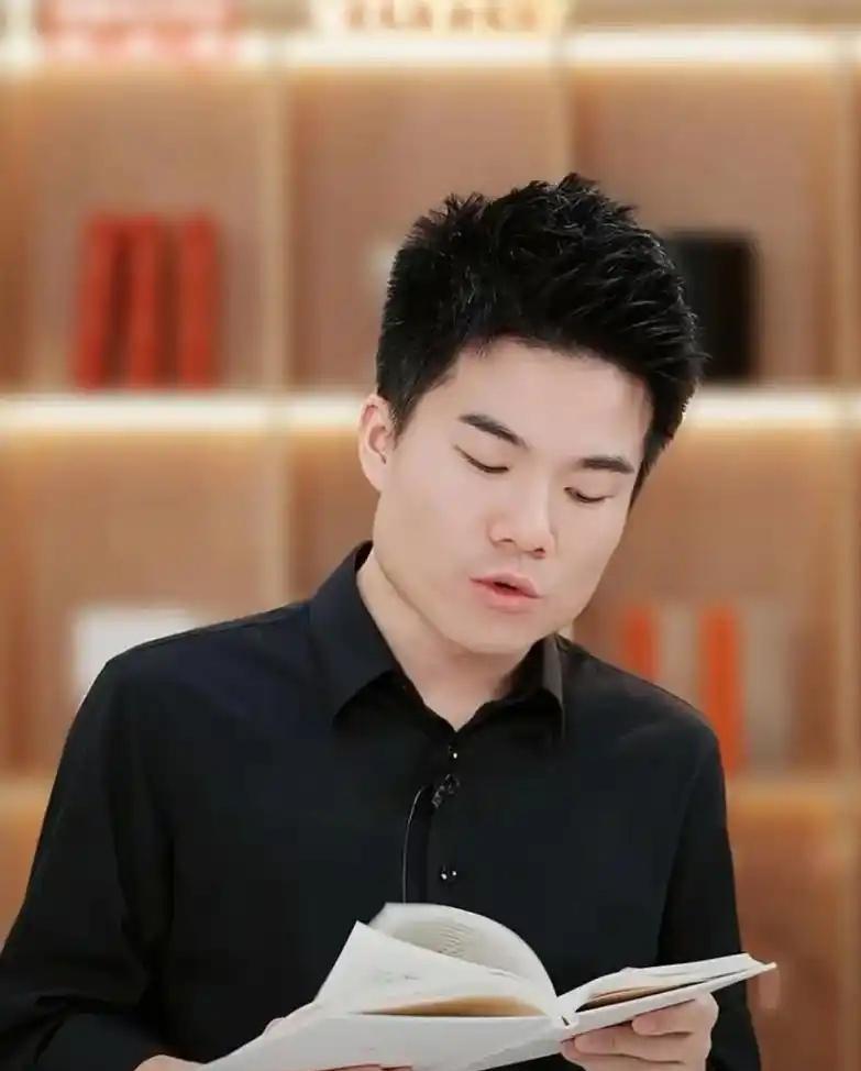 董宇辉说：“读书时觉得学历没用，找工作才发现学历是敲门砖；工作时觉得能力最重要，