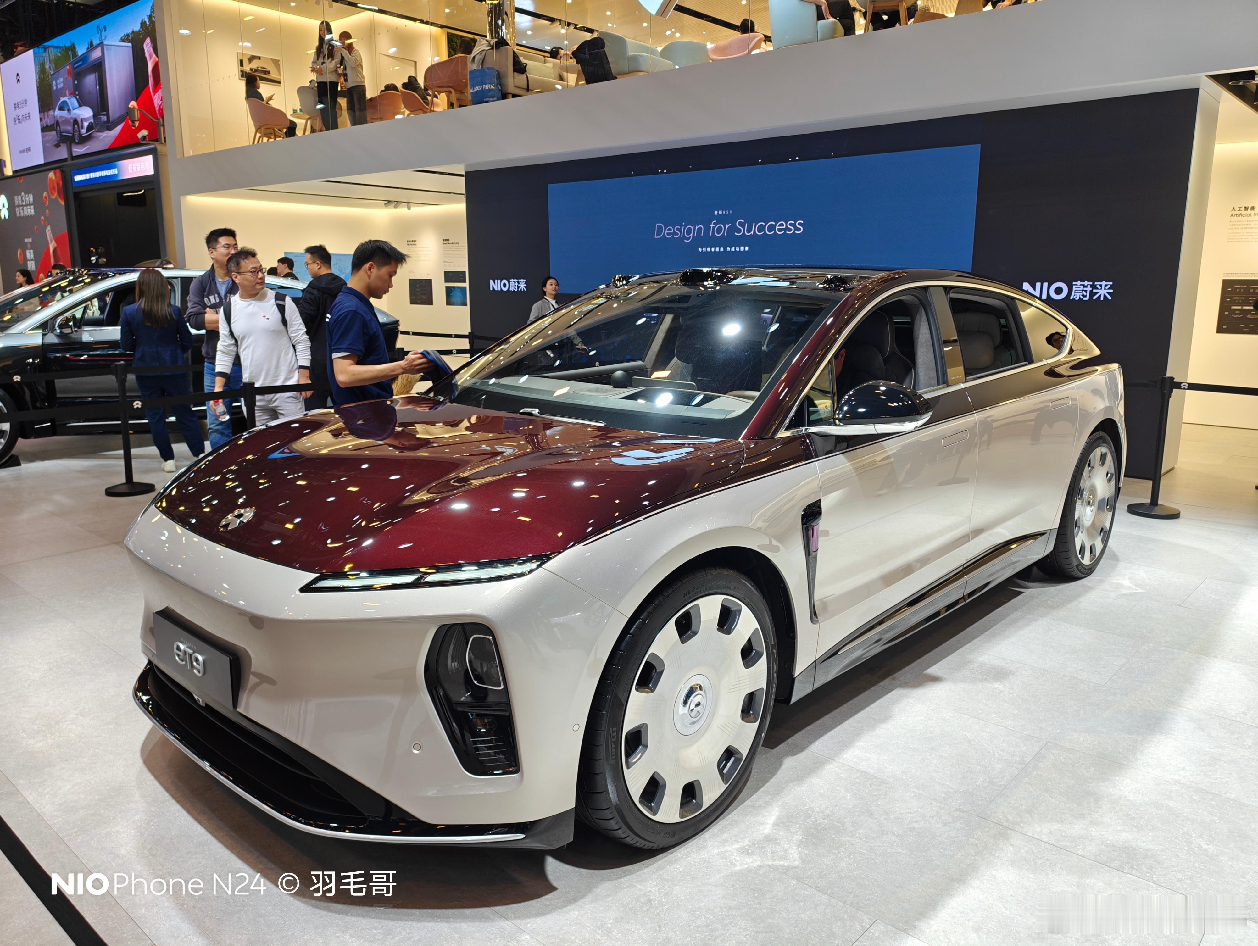 这ET9地平线版本真的，加了点登味果然更诱人了。。。。车展上还接受了一个品牌方