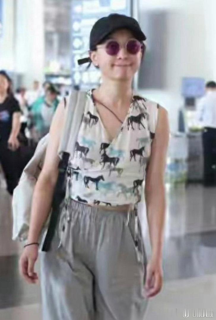 周迅随性私服亮相机场，印花背心搭配七分裤，清爽穿搭满满少女感，宛若二十岁少女。