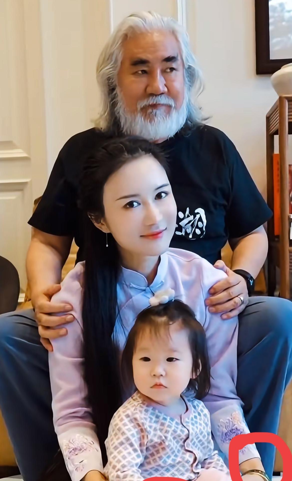 没想到大导演张纪中是个老婆迷孩子手镯都不如老婆的好就算普通百姓，稍微有钱点的