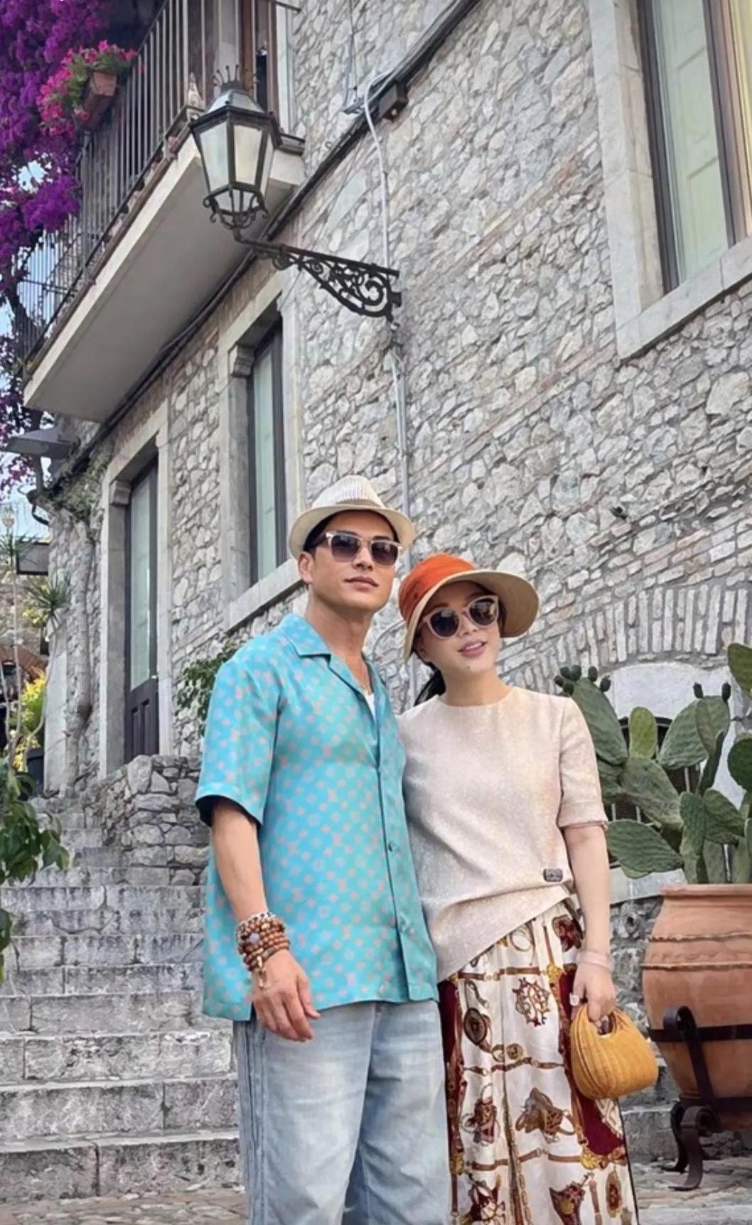 吕良伟夫妻和甄子丹夫妻两家一起旅游！70岁的吕良伟和62岁的甄子丹两个人都保养