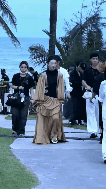 周冬雨也开始乱穿衣服了，团队审美出了问题，周冬雨的审美也出了问题吗？别人的海