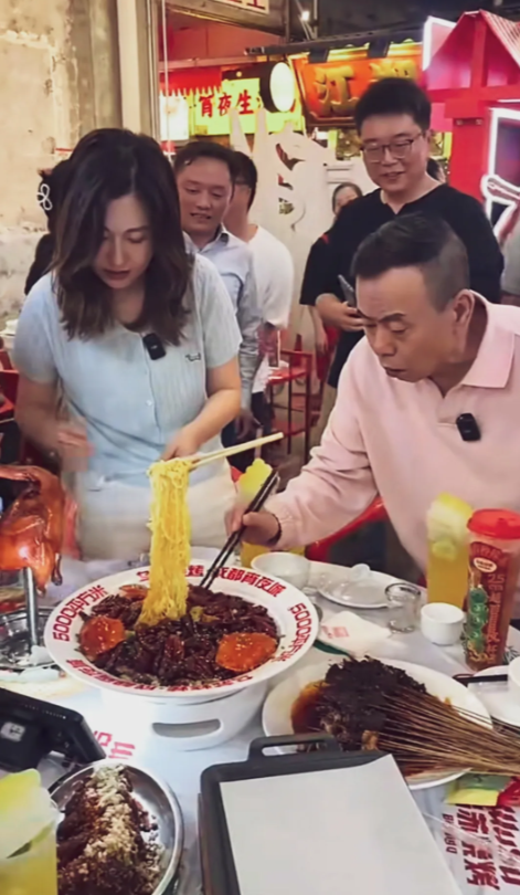 潘长江在成都做吃播，已经67岁的他精致起来了，粉色体恤，时髦的发型！吃的也很认真